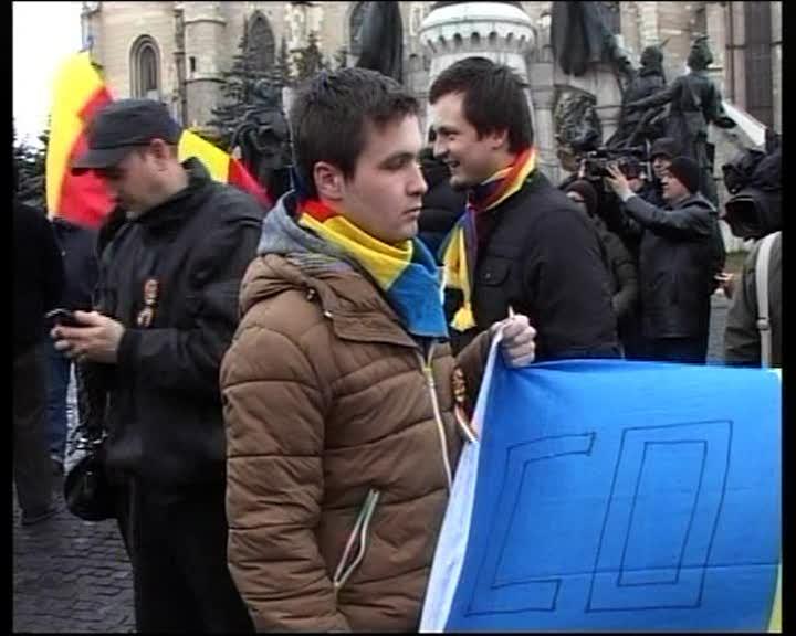 Au ieşit în stradă pe viscol în centrul Clujului ca să susţină o elevă de 15 ani VIDEO