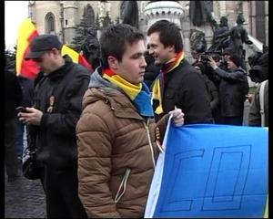 Au ieşit în stradă pe viscol în centrul Clujului ca să susţină o elevă de 15 ani VIDEO