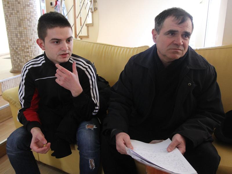 Schilodit la faţă de o sticlă, îşi caută dreptatea de trei ani