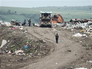 400 de porţii de iahnie de fasole, împărţite romilor care trăiesc lângă groapa de gunoi din Cluj