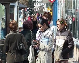 Salariile cresc, puterea de cumpărare scade. Ce-ţi permiţi în 2013 VIDEO