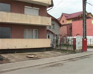 Scandalul din Floreşti, fără soluţie: vecinul blocurilor care au sentinţă de demolare nu vrea să-şi vândă casa, Prefectura atacă decizia VIDEO