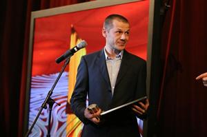 S-a şcolit la Cluj dar a abandonat universitatea, recunoscut mai mult peste hotare, expune pentru prima dată în România