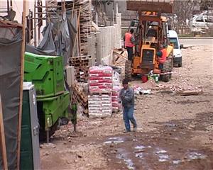 Amenzi pentru constructorul blocurilor ilegale de pe Eliade. Explicaţia: Face garaje cu geamuri VIDEO