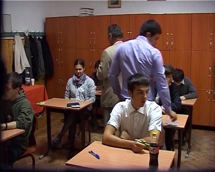 Au încercat să copieze până şi la simularea Bacului. Au fost prinşi şi daţi afară din examen VIDEO