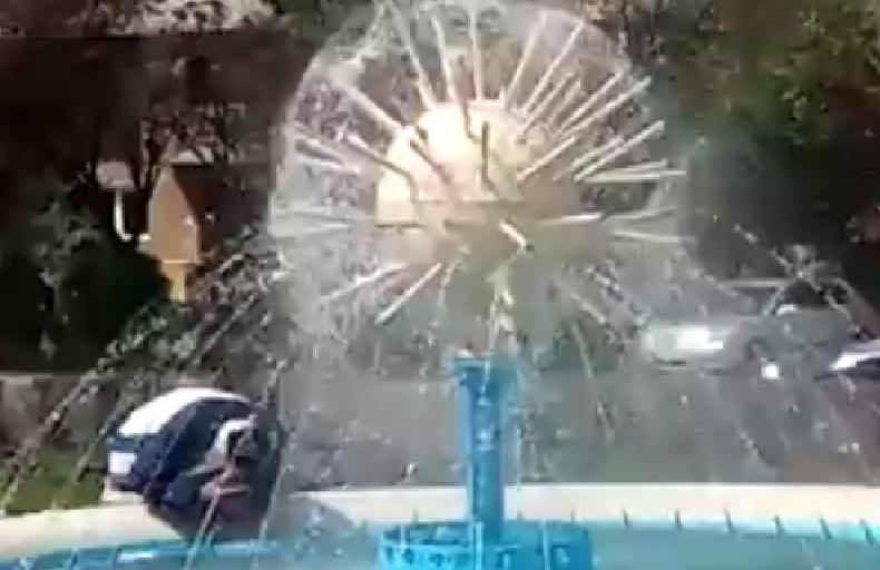 Ce face căldura din om, în aprilie: s-a spălat cu şampon în arteziană VIDEO