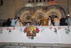 Sondaj: 85% din români participă în mod obişnuit la slujba de Înviere; 5% asociază sărbătorea cu naşterea lui Iisus 
