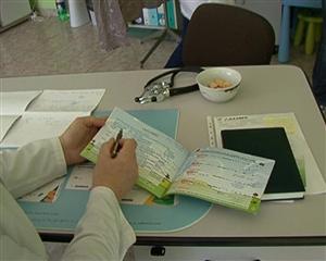 Tot mai mulţi părinţi refuză să îşi vaccineze copiii VIDEO