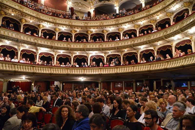 Scriitorul de Nobel Llosa, superstar la Cluj. Zeci de oameni s-au înghesuit să-i obţină autograful FOTO