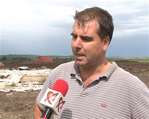 I-au demolat baraca ilegală ca să facă loc noii piste a aeroportului. 