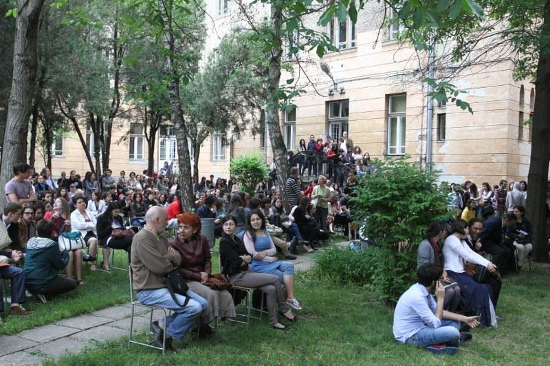 2.000 de oameni la conferinţa lui Llosa de la Litere. Au pus un televizor în curte pentru cei ce nu au prins loc în sală FOTO