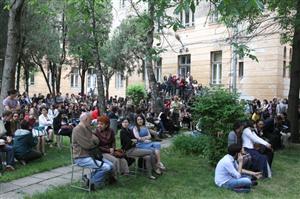 2.000 de oameni la conferinţa lui Llosa de la Litere. Au pus un televizor în curte pentru cei ce nu au prins loc în sală FOTO