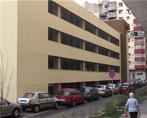 Nu pot folosi un parking din cauză că nu are bariere. Şoferii din Mărăşti au ajuns la capătul răbdării VIDEO