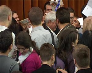 Isterie la Litere: s-au înghesuit pentru autograful lui Llosa VIDEO