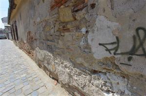 Opoziţia locală a închis robinetul: fără lucrări cu dedicaţie la 1.300 de euro/mp din bani publici