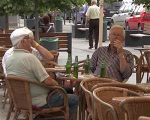 70% dintre ardeleni beau bere ca să-şi însănătoşească rinichii. Ce spun urologii VIDEO