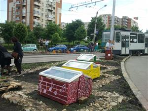 Cum vrea un grup de prieteni să-i facă pe mănăştureni să planteze legume în marea de betoane FOTO / VIDEO