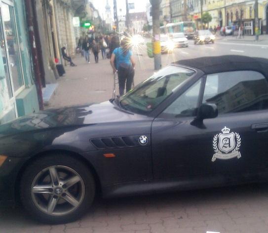 Cum şi-a parcat o bloggeriţă din Cluj BMW-ul de-a curmezişul trotuarului