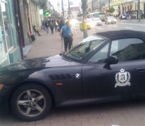 Cum şi-a parcat o bloggeriţă din Cluj BMW-ul de-a curmezişul trotuarului