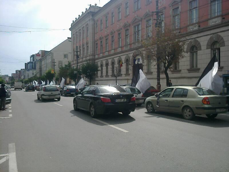 Paradă alb-negru prin faţa Tribunalului Cluj. Azi e ziua Z pentru Universitatea FOTO / VIDEO