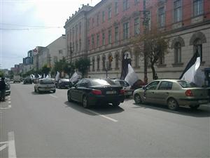 Paradă alb-negru prin faţa Tribunalului Cluj. Azi e ziua Z pentru Universitatea FOTO / VIDEO
