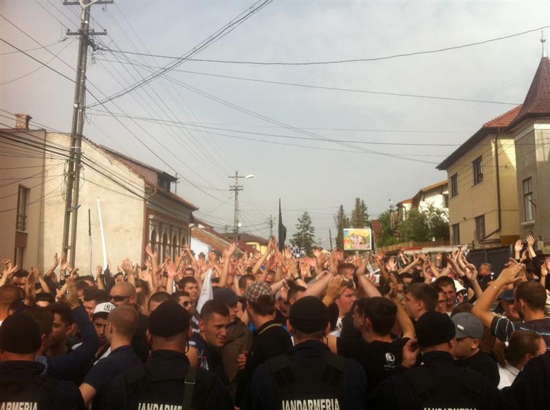GALERIE FOTO:Aproximativ 2.000 de fani ai Universităţii, în faţa stadionului