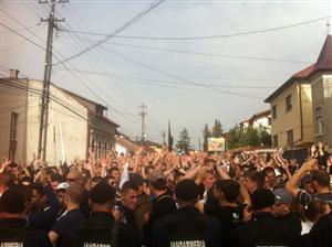 GALERIE FOTO:Aproximativ 2.000 de fani ai Universităţii, în faţa stadionului