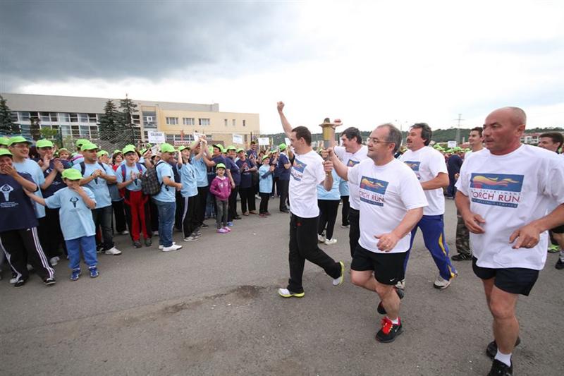 Flacăra speranţei, purtată de participanţii la Special Olympics şi de Boc, la Cluj