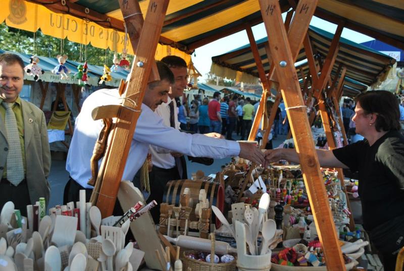 Târgul cu produse tradiţionale clujene se mută la poalele Meseşului. Vedeta e pălinca de Zalău