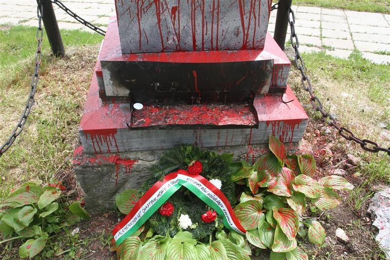 Specialişti în restaurare curăţă monumentul Trianonului de la Cluj. Circa 20 de clujeni au venit să ajute