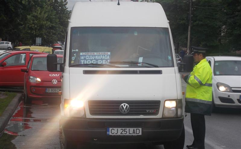 Amendaţi cu 5.000 de lei pentru că transportau persoane fără autorizaţie