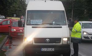 Amendaţi cu 5.000 de lei pentru că transportau persoane fără autorizaţie