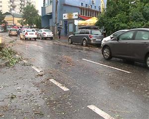 Clujul, sub stăpânirea ploii torenţiale VIDEO