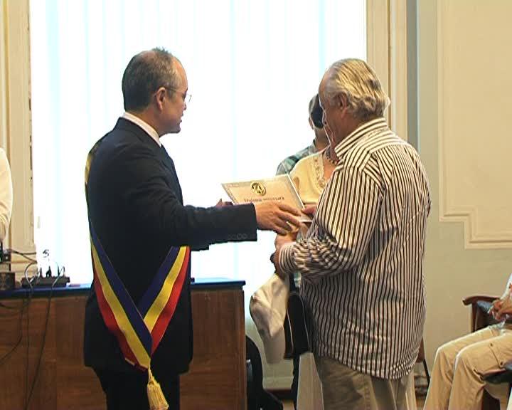 Au rezistat 50 de ani unul lângă altul, au fost premiaţi azi de primar. Ce sfaturi le dau soţilor  VIDEO