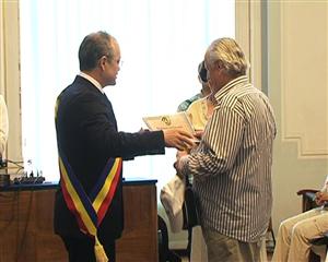 Au rezistat 50 de ani unul lângă altul, au fost premiaţi azi de primar. Ce sfaturi le dau soţilor  VIDEO