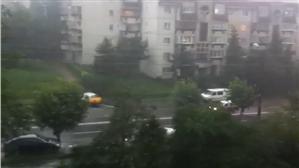 O ploaie torenţială a alungat canicula de la Cluj VIDEO