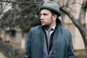 Un blogger clujean de stil e primul din lume care îţi arată cum te îmbraci pe bani puţini