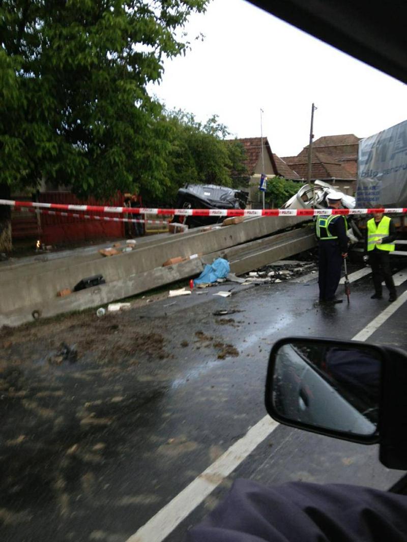 Un clujean a murit strivit de grinzi de beton într-un accident în Alba