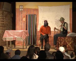 Au băgat actorii într-o şură. Cum au reacţionat ţăranii la spectacol VIDEO