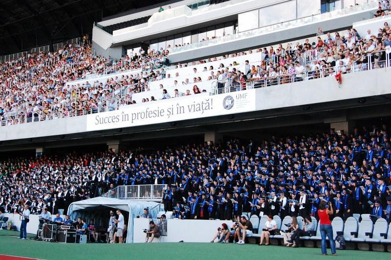 Peste 1.100 de absolvenţi ai UMF participă la ceremonia de pe Cluj Arena