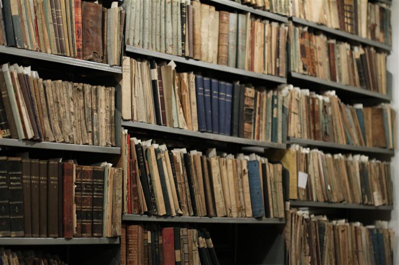 Clujenii au cărţi în bibliotecă, dar nu le citesc. Dâncu: 