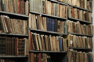 Clujenii au cărţi în bibliotecă, dar nu le citesc. Dâncu: 