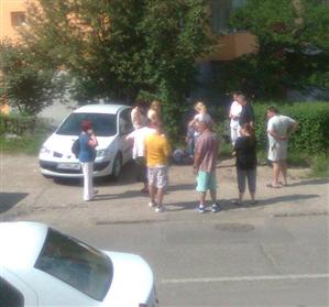 A căzut în stradă, oamenii au sunat la Ambulanţă. A venit după 45 minute