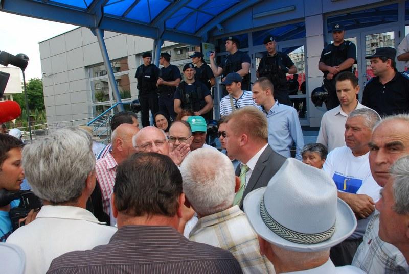 Situaţie explozivă pe terenurile din zona aeroportului