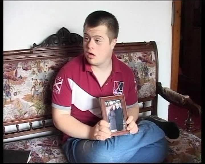 Inspectoratul Şcolar vrea să vadă dacă tânărul cu sindrom Down care a luat Bacalaureatul a fost discriminat VIDEO