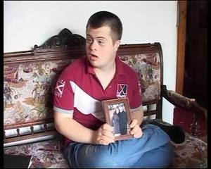 Inspectoratul Şcolar vrea să vadă dacă tânărul cu sindrom Down care a luat Bacalaureatul a fost discriminat VIDEO