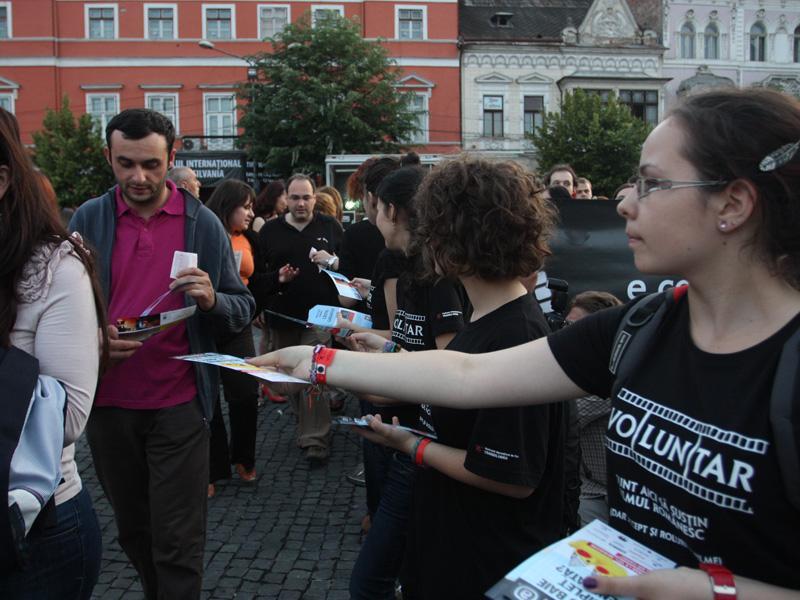 Voluntariatul, portiţă pentru infractori
