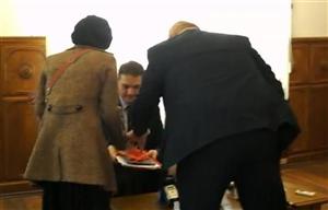 Activista de mediu care a strivit o roşie pe tableta lui Dan Şova, amendată