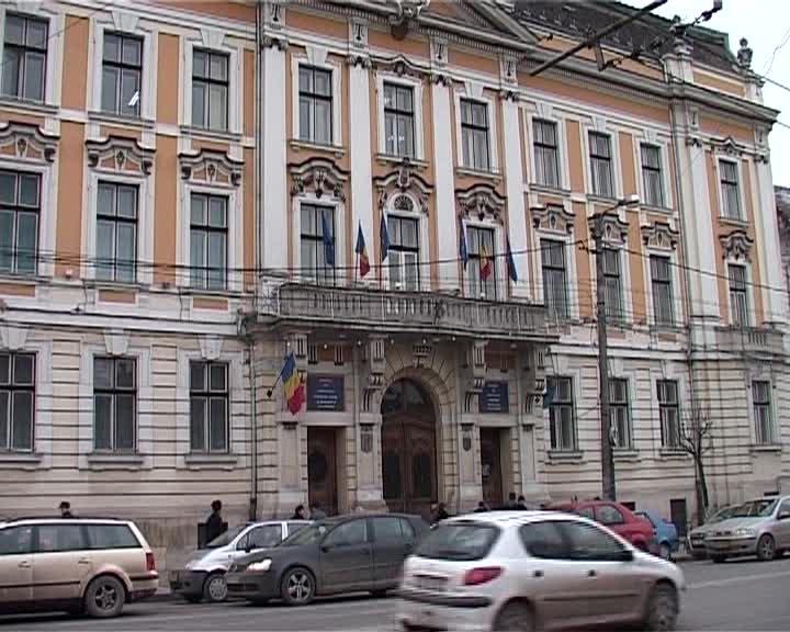 Primăria a făcut pe caniculă pregătirile pentru ornamentele de iarnă VIDEO