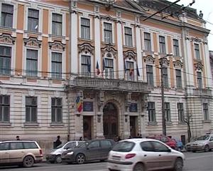 Primăria a făcut pe caniculă pregătirile pentru ornamentele de iarnă VIDEO